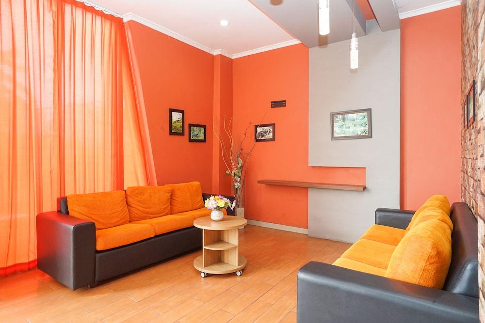 Oyo 450 Semampir Residence Surabaya Buitenkant foto