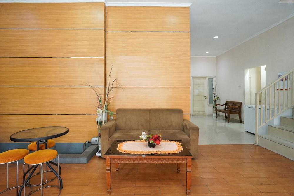 Oyo 450 Semampir Residence Surabaya Buitenkant foto
