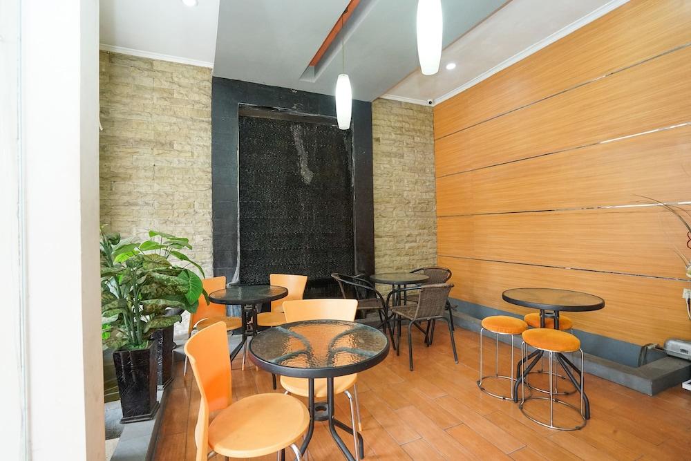 Oyo 450 Semampir Residence Surabaya Buitenkant foto